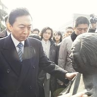 １７日、南京大虐殺記念館を訪れ、旧日本軍の被害者像に手を触れて話しかける鳩山元首相＝五十嵐文撮影