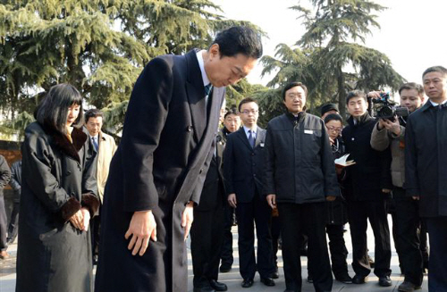 17日、中国江蘇省南京市の「南京大虐殺記念館」を訪れ、頭を下げる鳩山元首相。左端は幸夫人（共同）