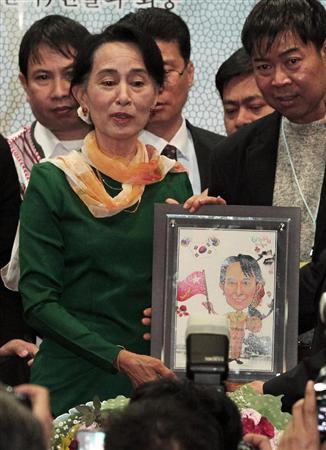 金大中元大統領の記念図書館でスピーチし、終了後に記念品を手にするアウン・サン・スー・チー氏＝１日、ソウル（ＡＰ）