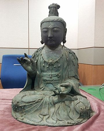 長崎県対馬市の寺から盗まれ、韓国に運ばれた「観世音菩薩坐像」（韓国大田地方警察庁提供）