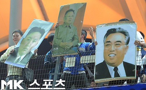 【台湾ｖｓ韓国】戦で目に付いたのは、スタンドで応援する台湾人たちの韓国に対する敵意むき出しのプラカードの数々だった