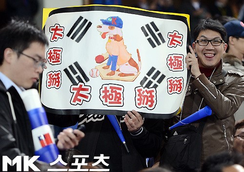 【台湾ｖｓ韓国】戦で目に付いたのは、スタンドで応援する台湾人たちの韓国に対する敵意むき出しのプラカードの数々だった