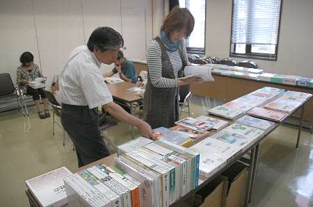 【写真】教科書の記述内容を見比べることができる展示会＝港北図書館