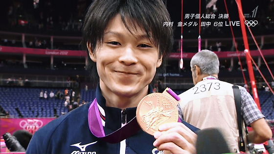 ロンドン五輪第６日（１日）体操個人総合決勝。団体総合で銀メダルに終わった内村航平が、個人総合で雪辱の金メダルを獲得した。北京で銀だった内村にとっては、悲願の個人制覇。日本の個人総合金メダルは、１９８４