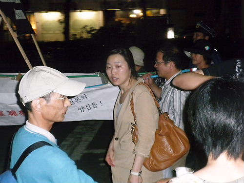 「ＹＡＳＵＹＫＵＮＩ　ＮＯ！　平和の灯を！ヤスクニの闇へ」 デモ行進