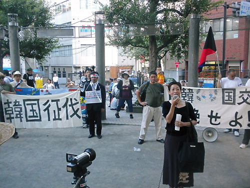 韓国征伐国民大行進（2012年8月25日、新宿）「維新政党・新風」東京本部代表荒木しほ
