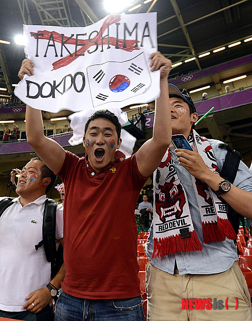 韓国応援団は、またしても許されざるプラカードをスタジアム（オリンピック・エリア内）に持ち込み、悪質な政治的宣伝活動をしていた。
