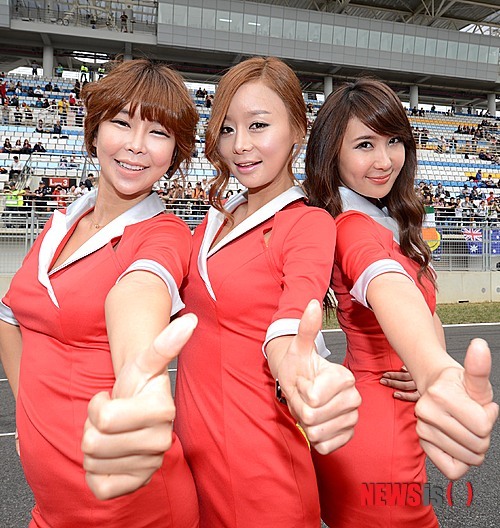 人工芝も酷かったが、韓国の場合はレースクイーンも人工だ。