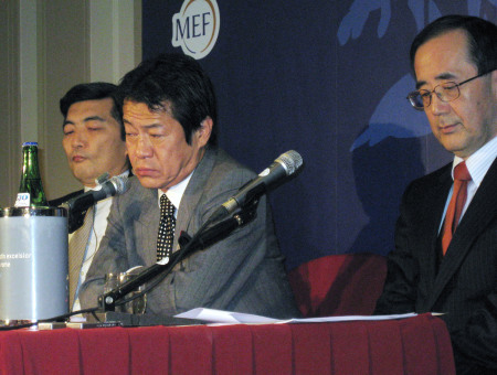 篠原尚之向かって左、右は白川日銀総裁