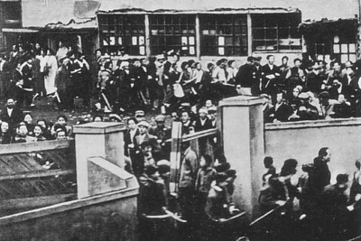 生活保護と住民税免除を要求して長田区役所を襲撃する在日朝鮮人