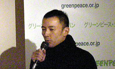 テロ集団のグリーンピース・ジャパン「クジラ肉裁判」初公判直前イベントで挨拶する俳優の山本太郎（2010年1月）