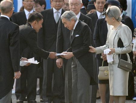 秋の園遊会で園内をまわられる天皇陛下に手紙を渡す山本太郎参院議員（左）＝３１日、東京・赤坂御用地（財満朝則撮影）