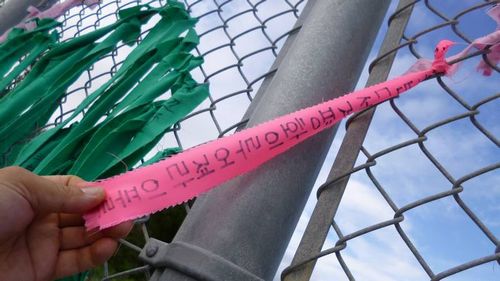 普天間基地の周りのフェンスにハングル（朝鮮語）が書かれた赤いテープやガラスの破片や針金を一緒に巻きつけたり、酷い時には、カッターでテープを切ると「パーン！」と弾けて有刺鉄線が顔に飛んでくるトラップ