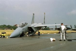 韓国のf15がマンホールにはまってこける