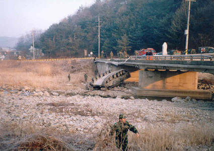 橋から落ちたK1戦車