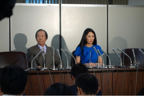 12月13日、東京地裁にある司法記者クラブにおいても記者会見が開かれ、記者は散々質問したが、報道したのは吉松育美の出身地(佐賀県)の佐賀新聞だった。