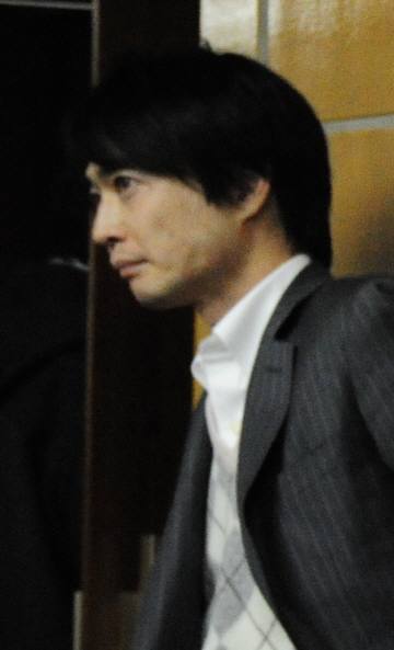 谷口元一は、創価大学を卒業し、TBSに就職し、現在は大手芸能事務所ケイダッシュの幹部で、関連会社パールダッシュ社長