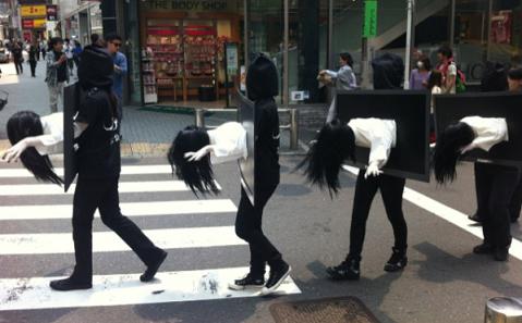 “貞子”50人以上が渋谷ジャック！ 街はパニック!？　[シネマトゥデイ映画ニュース]