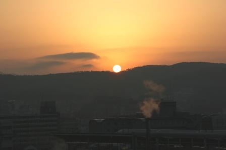 東山に昇る朝日_H24.12.23撮影