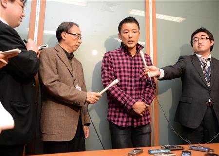 秋の園遊会で天皇陛下に直接、手紙を渡した件について記者団の質問に答える山本太郎参院議員=31日午後、参院議員会館(酒巻俊介撮影)