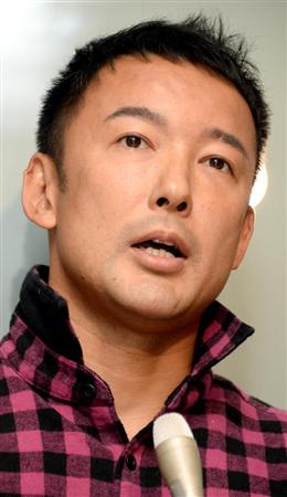 秋の園遊会で天皇陛下に直接、手紙を渡した件について記者団の質問に答える山本太郎参院議員=31日午後、参院議員会館(酒巻俊介撮影)