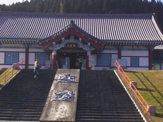 嫁不足で韓国人の嫁を入れたら農作業せず韓国料理の店をつくられた挙句、韓国人の割合が高くなって乗っ取られた戸沢村（山形）