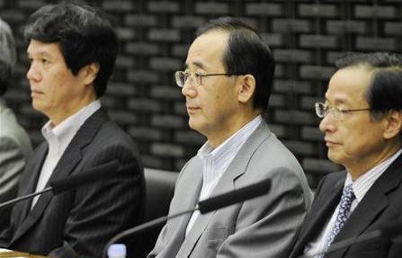 日銀支店長会議に臨む白川総裁（中央）＝2010年７月８日午前、日銀本店