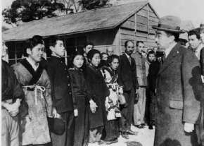 戦災者住宅で戦災者を激励される先帝陛下（昭和天皇）、昭和21年（1946年）2月19日　神奈川・横浜