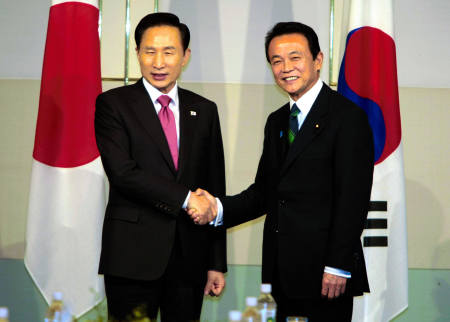 日本政府（麻生政権）は韓国の要請に応え、2008年12月12日、「通貨交換協定」（日韓通貨スワップ協定）の支援枠拡大に合意した。