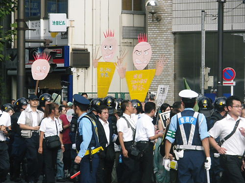 平成２４年（2012年）８月１５日の反天連デモ。意味不明な人形？