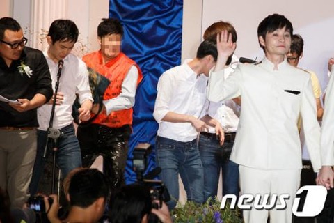 去る7日午後ソウル、清渓川（チョンゲチョン）広通橋（クァントンギョ）で行われたキムジョ・グァンス監督とキム・スンファンレインボーファクトリー代表の結婚式にある男性が乱入して汚物をばらまいている。