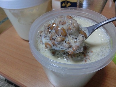 納豆豆乳ヨーグルト_納豆投入