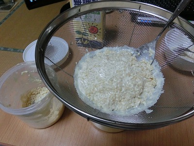 「種」をザルでこしながら豆乳に投入_コシコシ