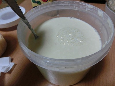 「種」を投入した豆乳をグルグル混ぜ混ぜ
