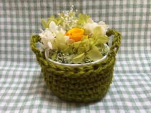 写真 麻紐かごとちょこっとプリザ 横