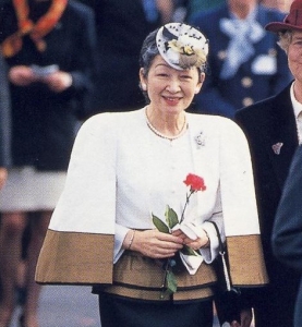 1993 9 15　ドイツご訪問、ベルリンのブランデンブルグ門で、一輪の花を手に歩かれる皇后陛下 (2)