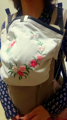 刺繍入り抱っこ紐フード部分