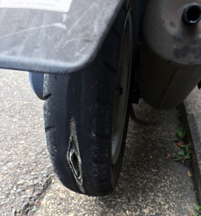 バイクのパンクタイヤ