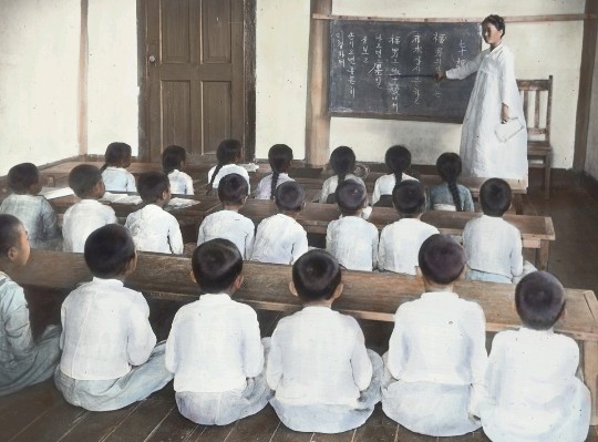 「日帝時代の朝鮮の小学校の授業（朝鮮語・ハングルで授業している）