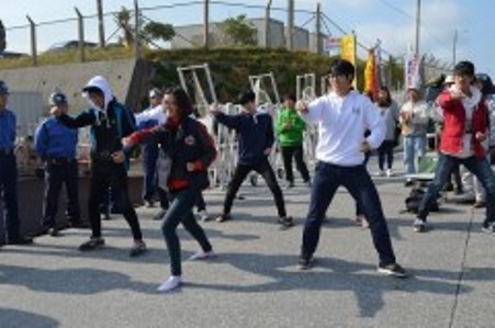 座り込みをする市民らにテコンドー演舞を披露する、韓国の以友高校の生徒ら＝７日午前、名護市辺野古の米軍キャンプ・シュワブゲート前