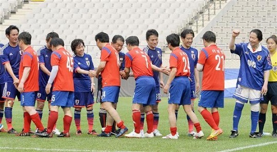 日韓親善サッカーを終え、握手を交わす両国議員ら＝１３日、ソウル（共同）