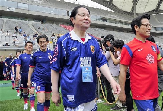 日本と韓国の超党派の国会議員ら計約４０人が１３日、ソウルのワールドカップ競技場でサッカーの親善試合