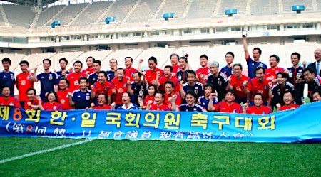 日韓議連が韓国ソウルで親善サッカー！このアホ議員たちが韓国渡航注意勧告に影響か？国会で韓国マーズの感染者が出たら１００％こいつらが「運び屋」ですね！