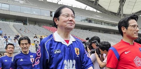日韓議員の親善サッカーに臨む、衛藤征士郎元衆院副議長