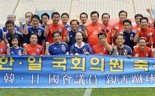 日韓親善サッカーを前にポーズをとる両国議員ら＝１３日、ソウル（共同）