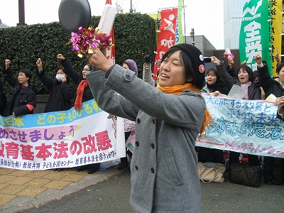 「安保関連法案に反対するママの会」西郷南海子さんに見えます。因みにこれがアップされていた当時に書き込まれた情報だと、この人物は京都大学法学部自治会委員長の和賀南海子（法学部4年生）