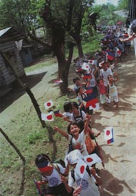 タルラック州バンバン村でも神風特攻隊の慰霊祭が行なわれ、子供達の「日の丸」行進はどこまでも続いた。