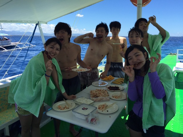 ボートで食事