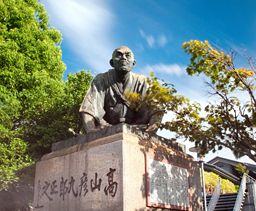 高山彦九郎銅像