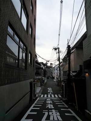 右に曲がる